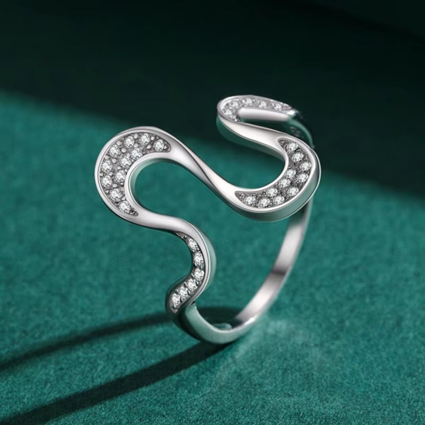 Anel Cuve em Prata 925 com Zircônias